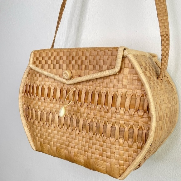 Boho Minimalist Woven Straw Basket Purse Shoulder Bag with Real Shell - Picture 1 of 16